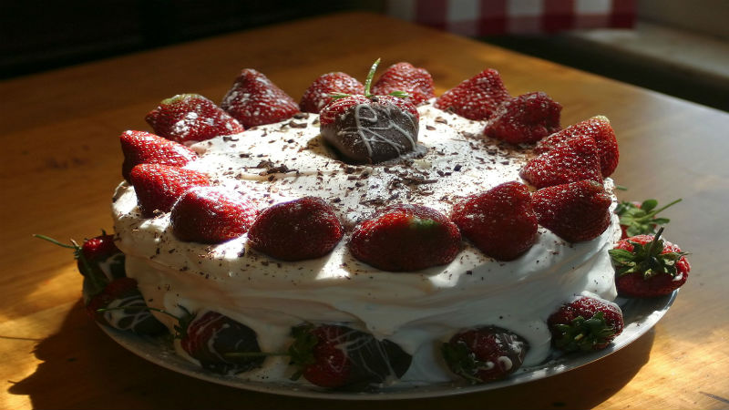 How to Serve Traditional Fruit Cake in an Elegant Setting