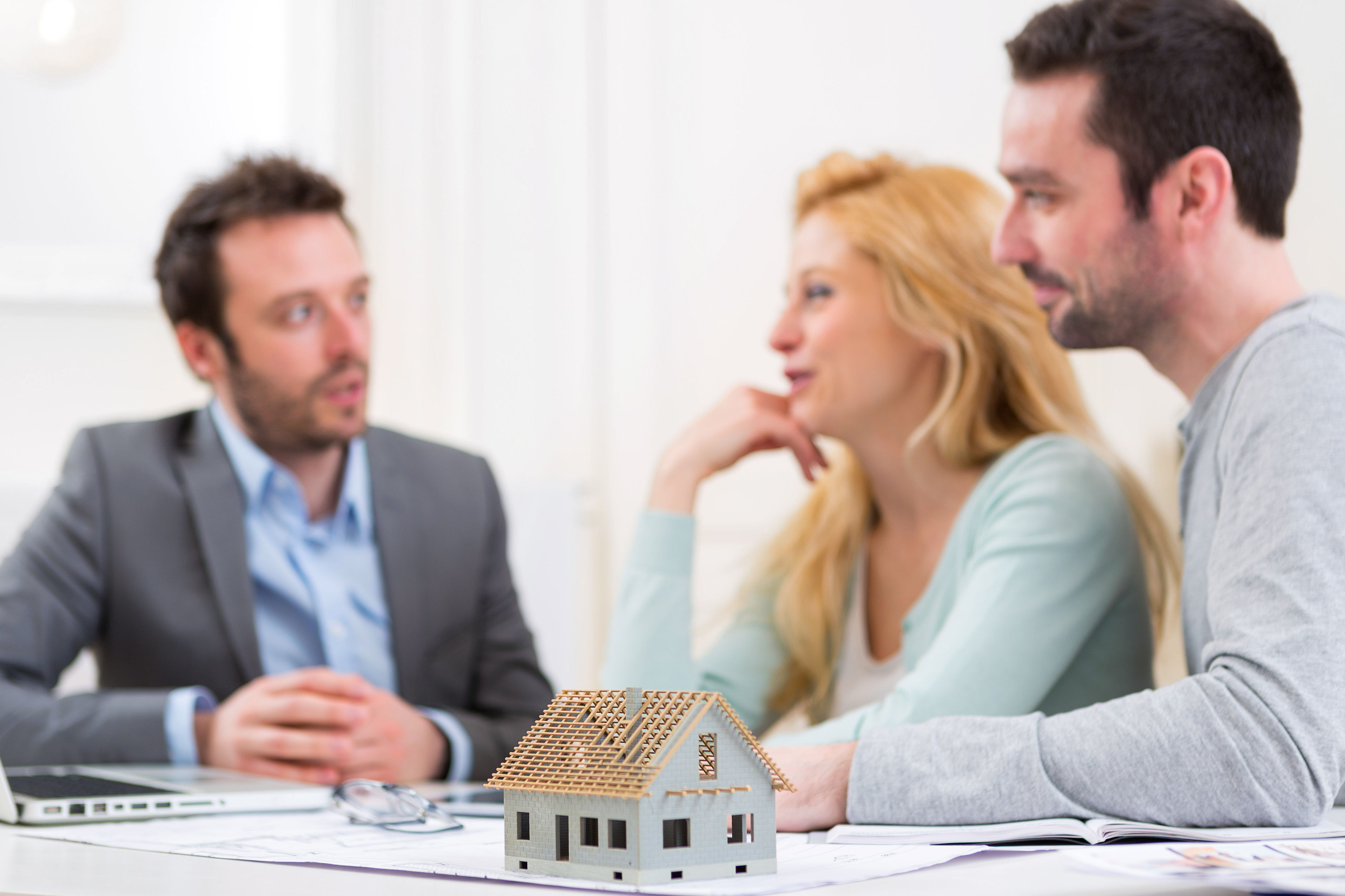 How Realtors in Thorncrest Village Help Buyers Find Homes