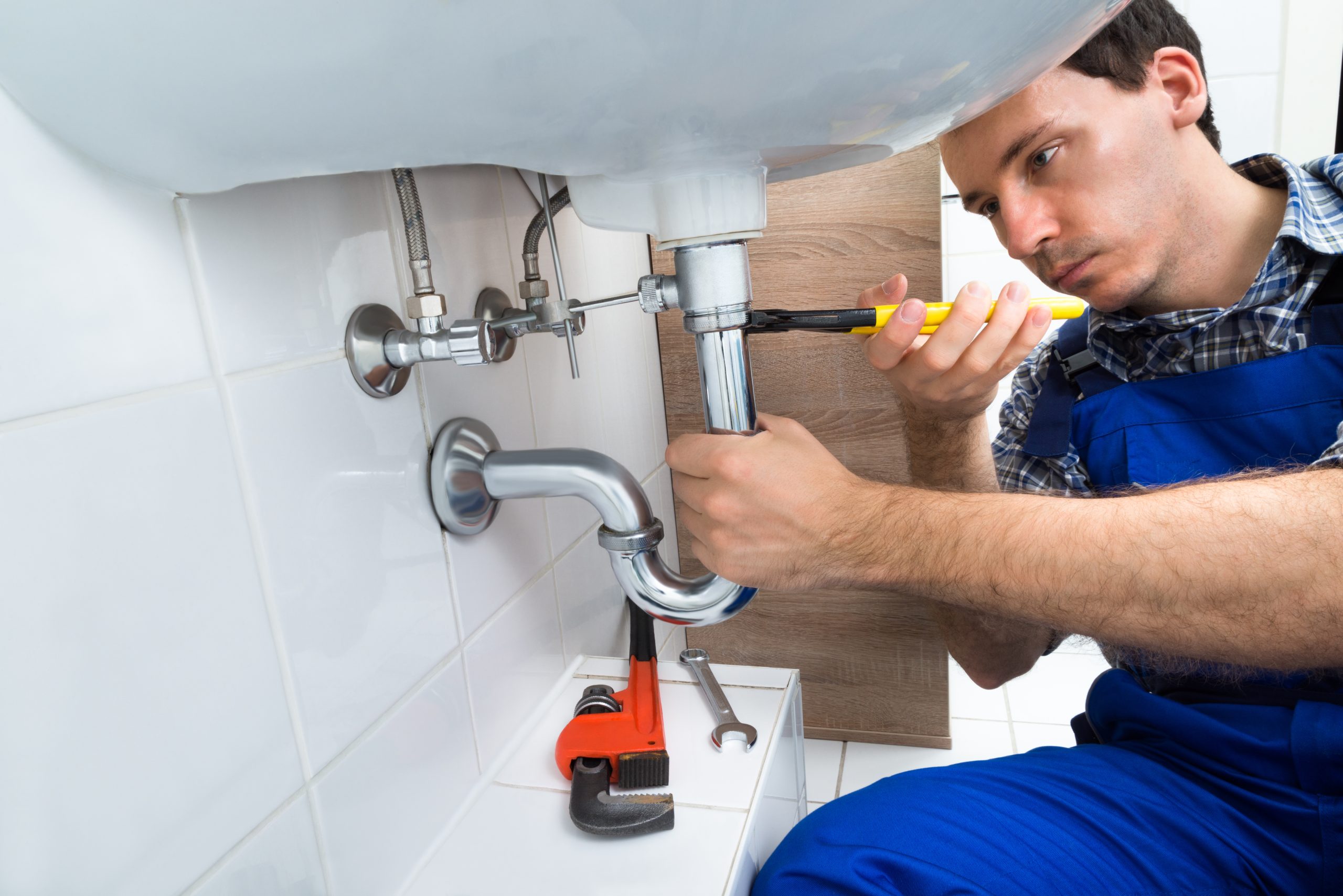 How Plumbing Contractors in Seminole, FL, Solve Common Home Water Issues Efficiently