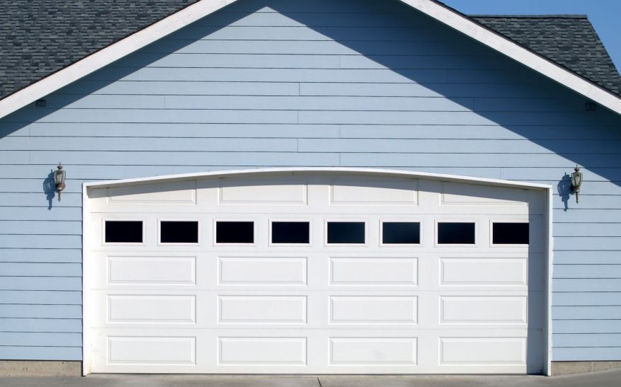 Choosing a local garage door contractor in Lynn Haven FL for reliable emergency repairs fast