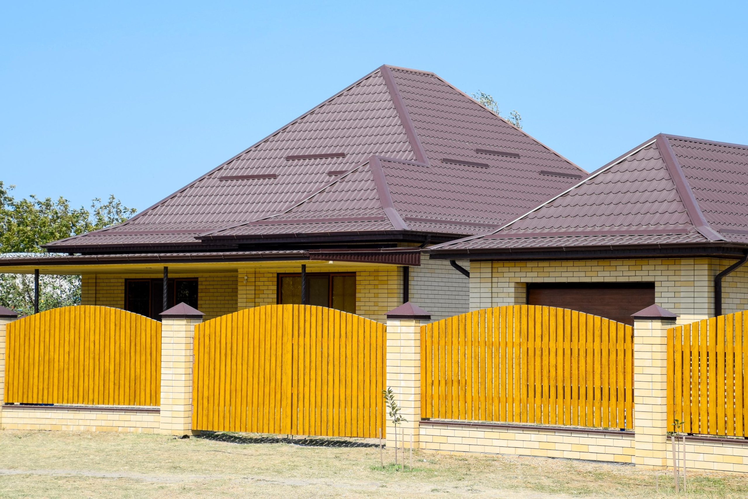 Choosing Roofing Contractors in Rockford, IL for Superior Materials and Stress-Free Repairs