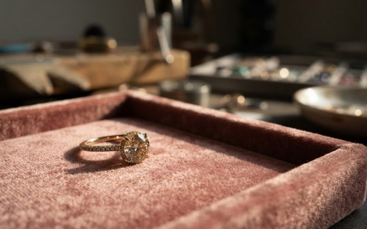 How to Choose a Champagne Lab-Grown Engagement Ring With Confidence