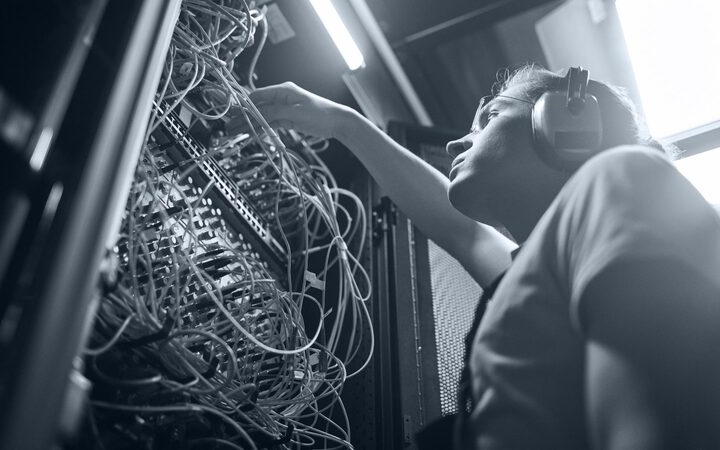 How a Reliable Data Center Ups System Safeguards Your Operations from Power Outages